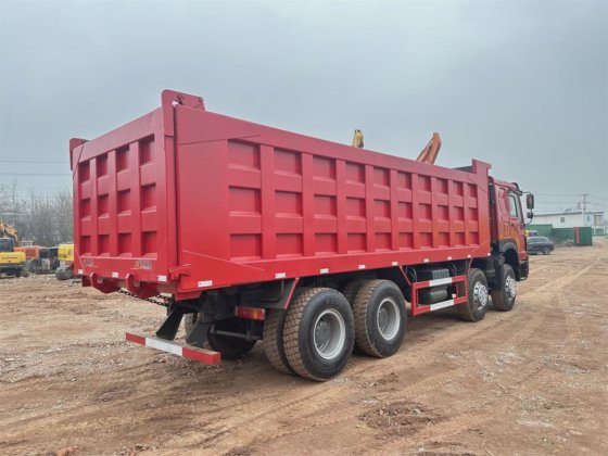 热销 HOWO 8X4 自卸车 12