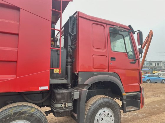 热销 HOWO 8X4 自卸车 12