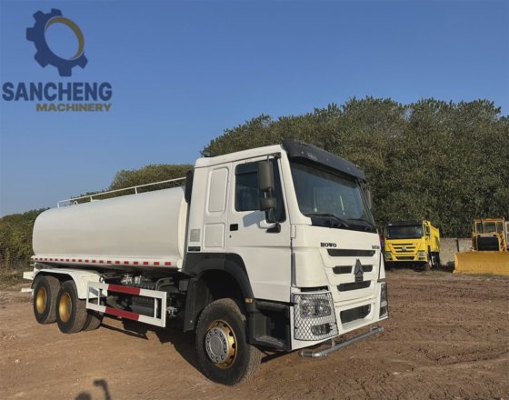 使用済みHOWO 371 水タンク車 スプリンクラー 清掃車