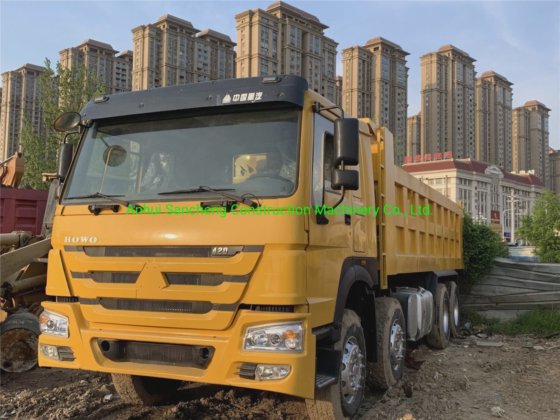 安い価格の中古HOWOトラック8X4ダンプトラック販売中