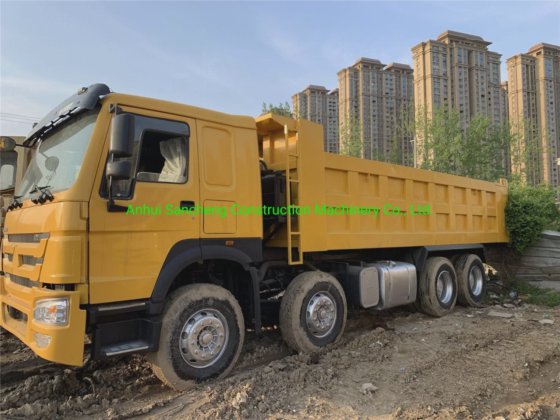 安い価格の中古HOWOトラック8X4ダンプトラック販売中