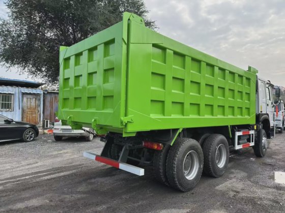 400马力中国重汽豪沃6x4自卸车全新翻斗车10轮