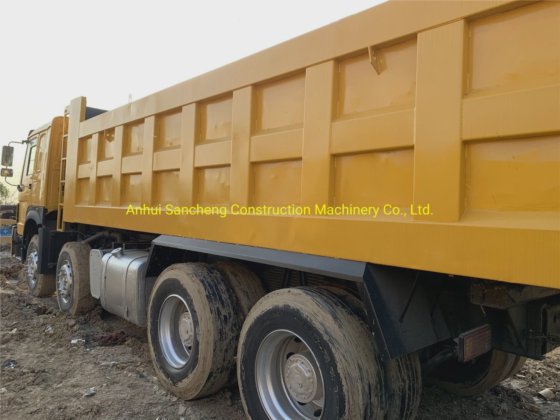 良好な状態のシノトラックHOWO 8X4 4 軸の中古ティッパートラック