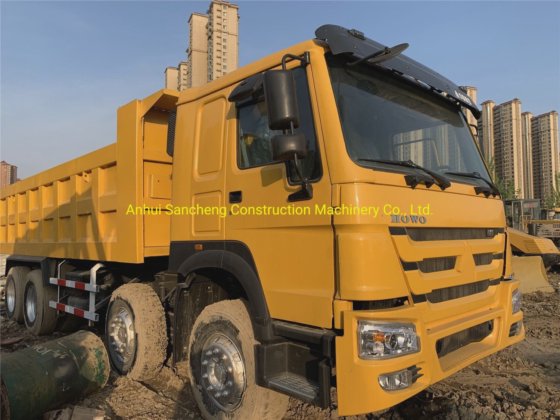良好な状態のシノトラックHOWO 8X4 4 軸の中古ティッパートラック