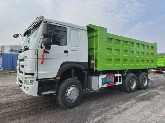 400马力中国重汽豪沃6x4全新自卸/翻斗车，10条轮胎现货供应