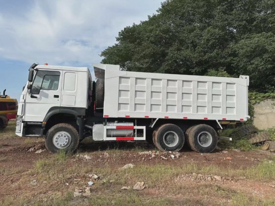 中古のHOWOホワイトダンプトラックティッパートラック 6× 4 8× 4