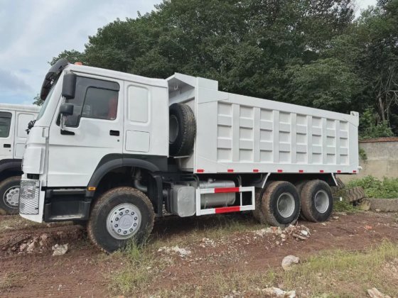 中国重汽白色自卸车 6×4 8×4 高质量