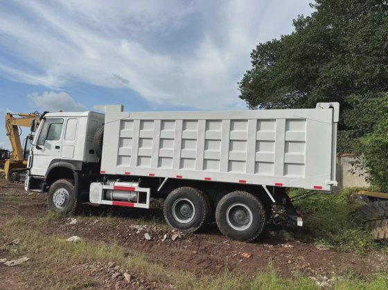 中国重汽白色自卸车 6×4 8×4 高质量