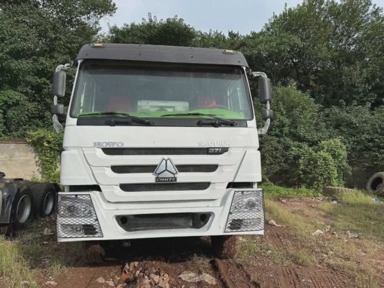 中古のHOWOホワイトダンプトラックティッパートラック 6× 4 8× 4