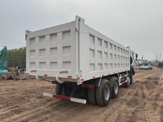 高品質の安価な中古2022 HOWO8X412タイヤダンプトラック