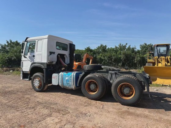 HOWO 70 吨牵引车 二手中国重汽 6X4