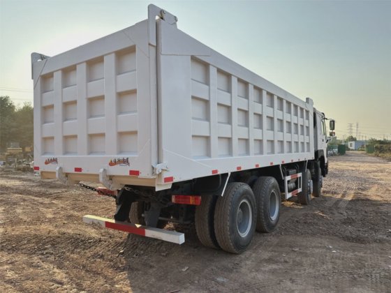 2021 年款 HOWO 8X4 自卸车