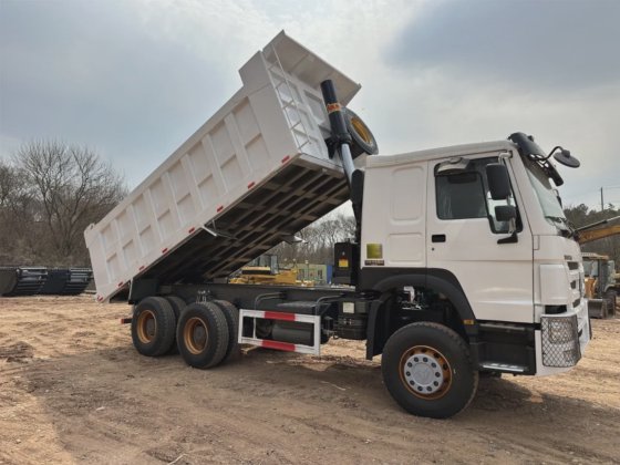 中国重汽 HOWO 6X4 重型自卸卡车