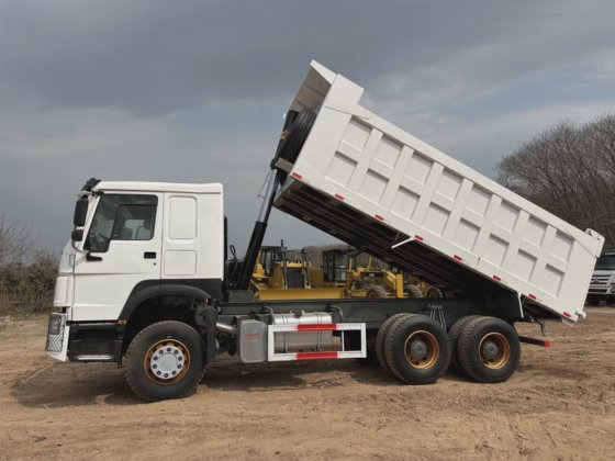 中国重汽 HOWO 6X4 重型自卸卡车