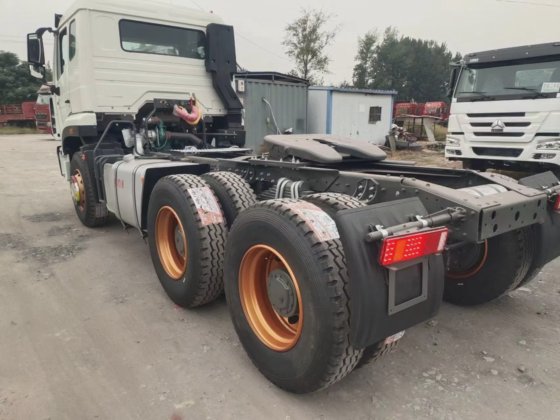 中国重汽豪沃重型二手卡车 6 4 371马力卡车拖车头