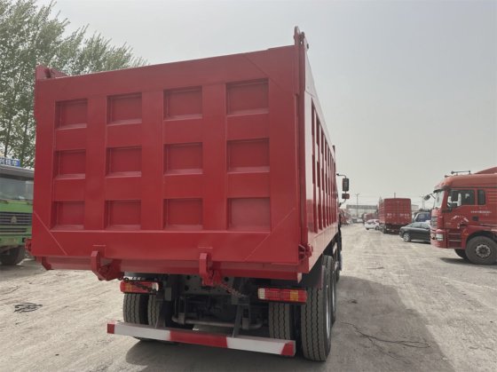 中国重汽HOWO自卸车 6×4 8×4 高质量 红色