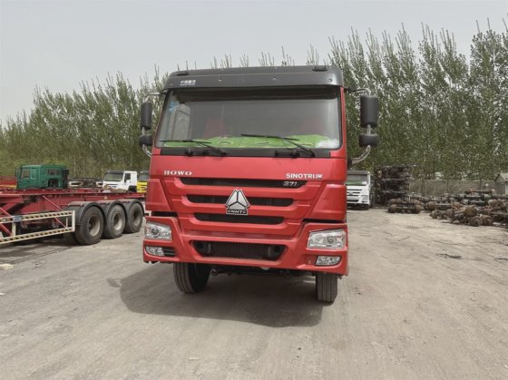 中国重汽HOWO自卸车 6×4 8×4 高质量 红色
