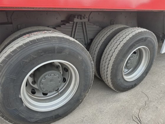 中国重汽HOWO自卸车 6×4 8×4 高质量 红色