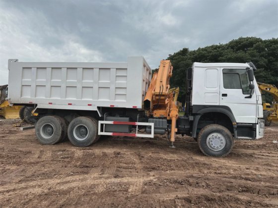 中国重汽HOWO 6X4 12吨折臂式随车起重运输车
