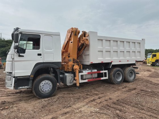 中国重汽HOWO 6X4 12吨折臂式随车起重运输车