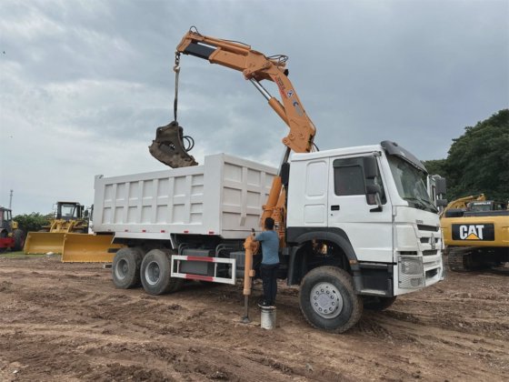 中国重汽HOWO 6X4 12吨折臂式随车起重运输车