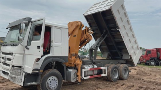 中国重汽HOWO 6X4 12吨折臂式随车起重运输车