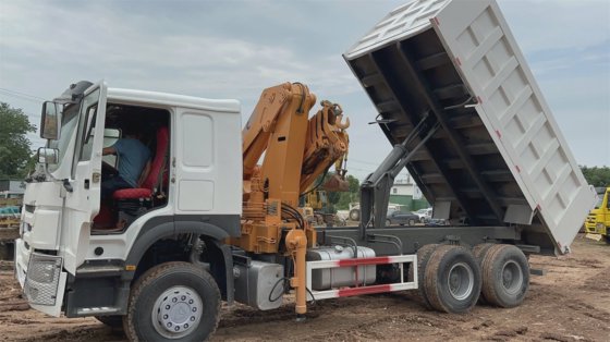 中国重汽HOWO 6X4 12吨折臂式随车起重运输车