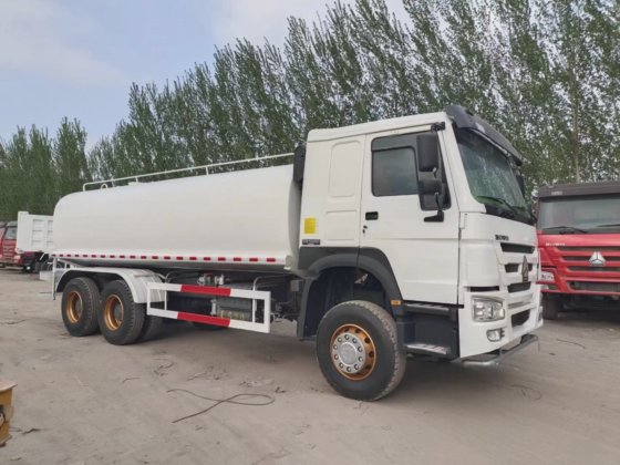 中古のシノトラックHOWO 6X4 371 水タンク車 高品質