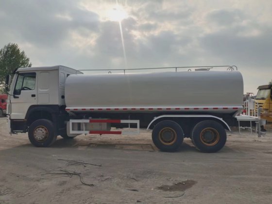 中古のシノトラックHOWO 6X4 371 水タンク車 高品質