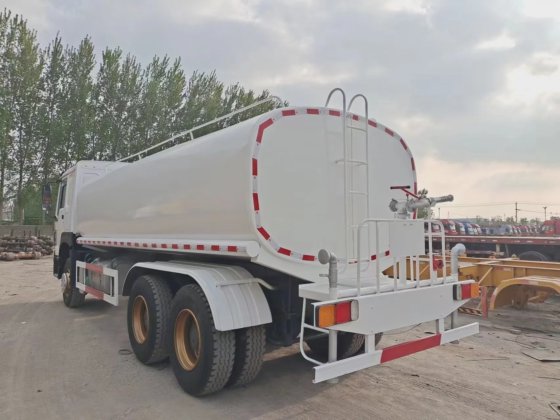 中古のシノトラックHOWO 6X4 371 水タンク車 高品質