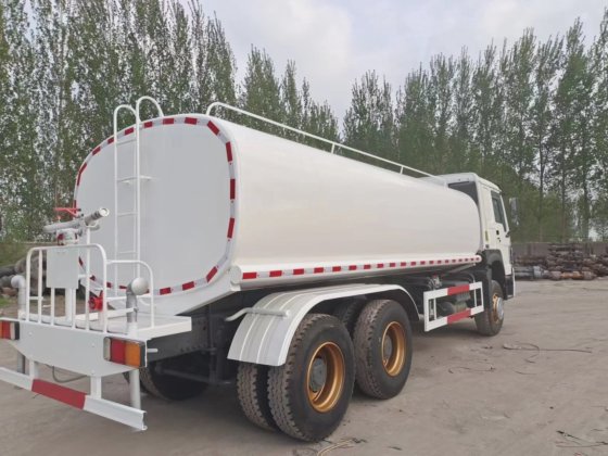 中古のシノトラックHOWO 6X4 371 水タンク車 高品質