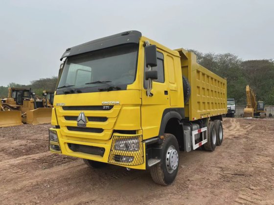 シノトラックの中古ダンプトラック 6X4 オフロード用 11 タイヤ