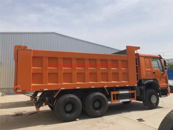 中国重汽HOWO 6X4重型越野自卸车