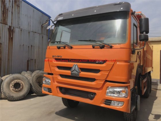 中国重汽HOWO 6X4重型越野自卸车