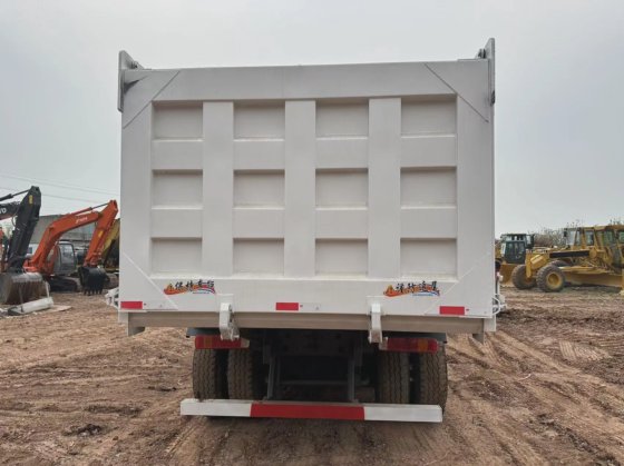 重型二手中国重汽HOWO 6X4自卸翻斗车（带保险杠