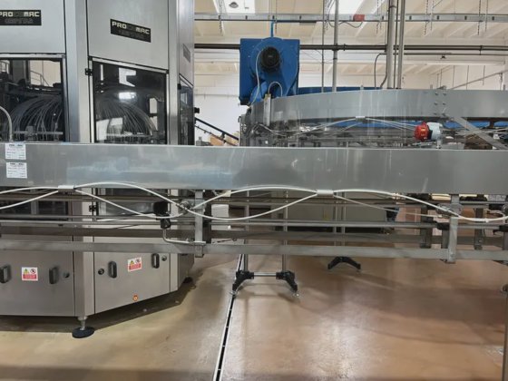 装瓶线 PROCOMAC，适用于静态与起泡水，产能高达12000 瓶/时