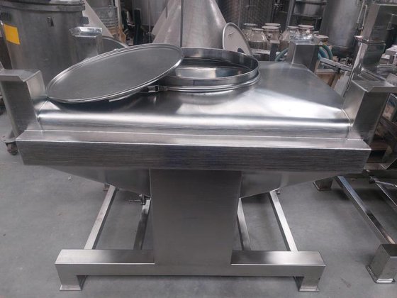 约 400 升的不锈钢桶。带盖