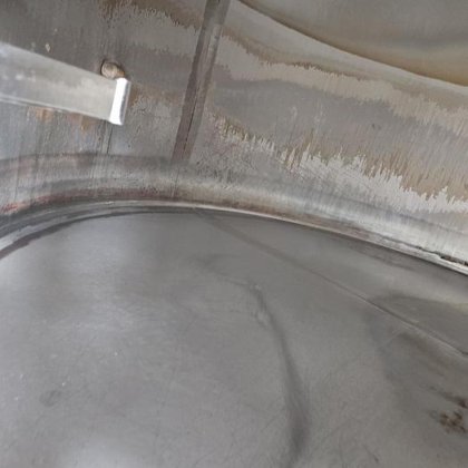 3つの容器を備えた醸造所