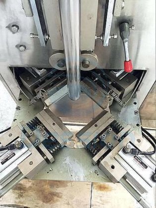 充填およびシール機を備えたジェリービーンズ用 Dession 三角形包装機