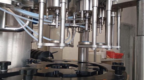 ガラス瓶洗浄機、充填機、キャッパー