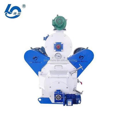 機械家畜牛を作る農場の家禽の鶏の供給の餌は生産加工機械に与えます