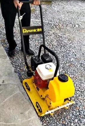 来自 Dynamic 的汽油单向动力平板压实机