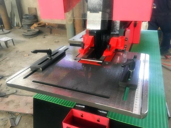 打铁工人 剪切和冲压打铁机