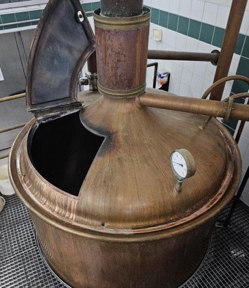 3つの容器を備えた醸造所