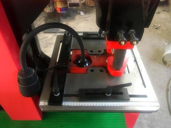 打铁工人 剪切和冲压打铁机