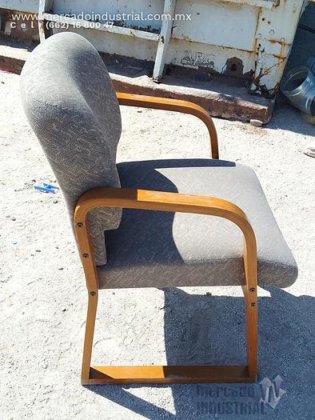 茶色の布張りの木製椅子