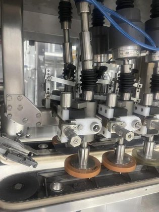 AUTOMATIC INLINE BOTTLE CAPPING MACHINE WITH VERTICAL WHEEL CAP SORTER ...