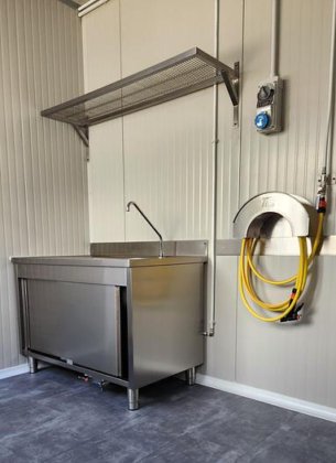 コンテナまたはプレハブ構造の乳製品