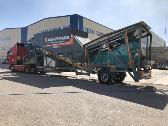 Constmach 生产的 30 立方米/小时全移动式混凝土搅拌站
