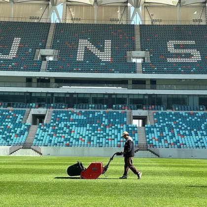 サッカー場天然芝芝刈り機搭載ガソリン芝刈り機高馬力ゼロ回転三重ローラーカッター